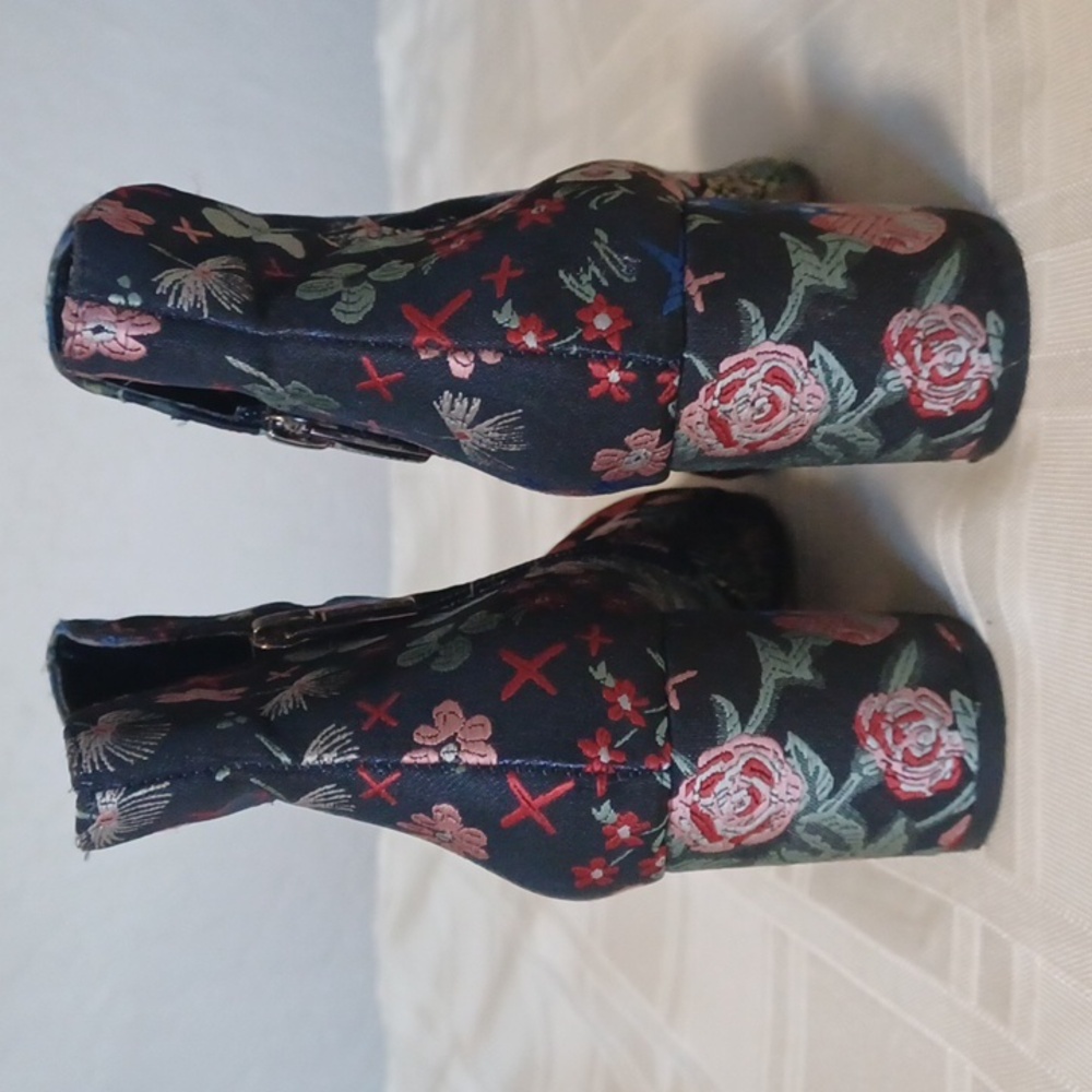 Vince Camuto, Festival Wonderland, Black, Red and Blue Brocade Ankle Bootie 6m - Picture 4 of 9